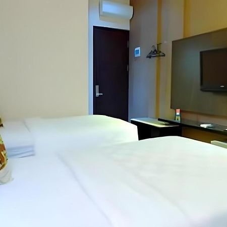 Lotus Hotel Subang Esterno foto