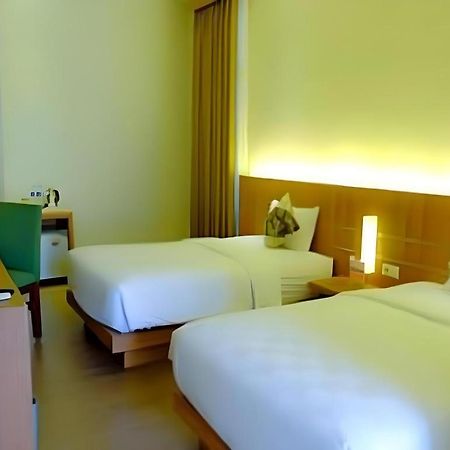 Lotus Hotel Subang Esterno foto