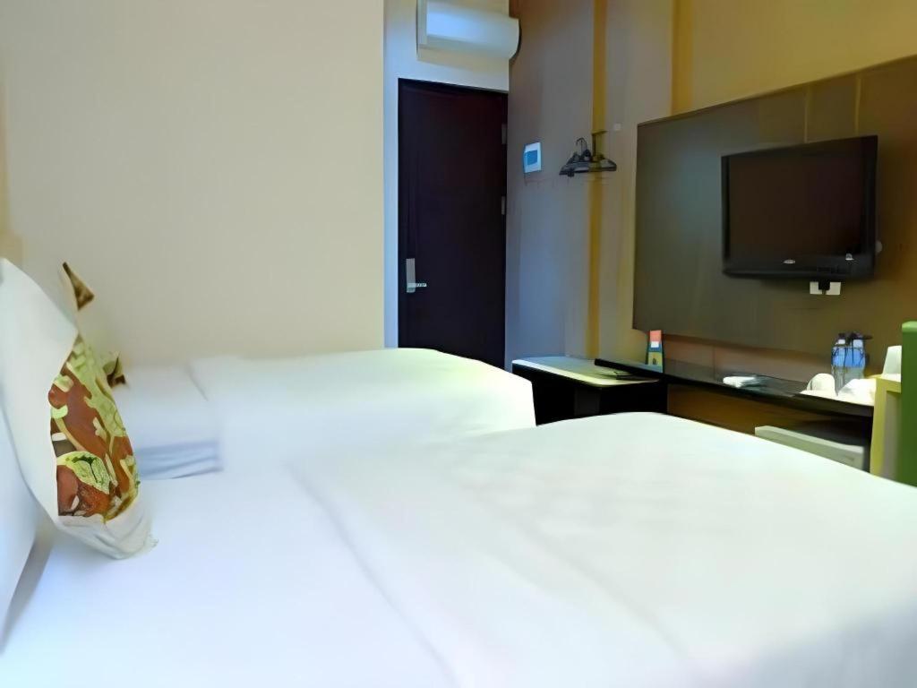 Lotus Hotel Subang Esterno foto