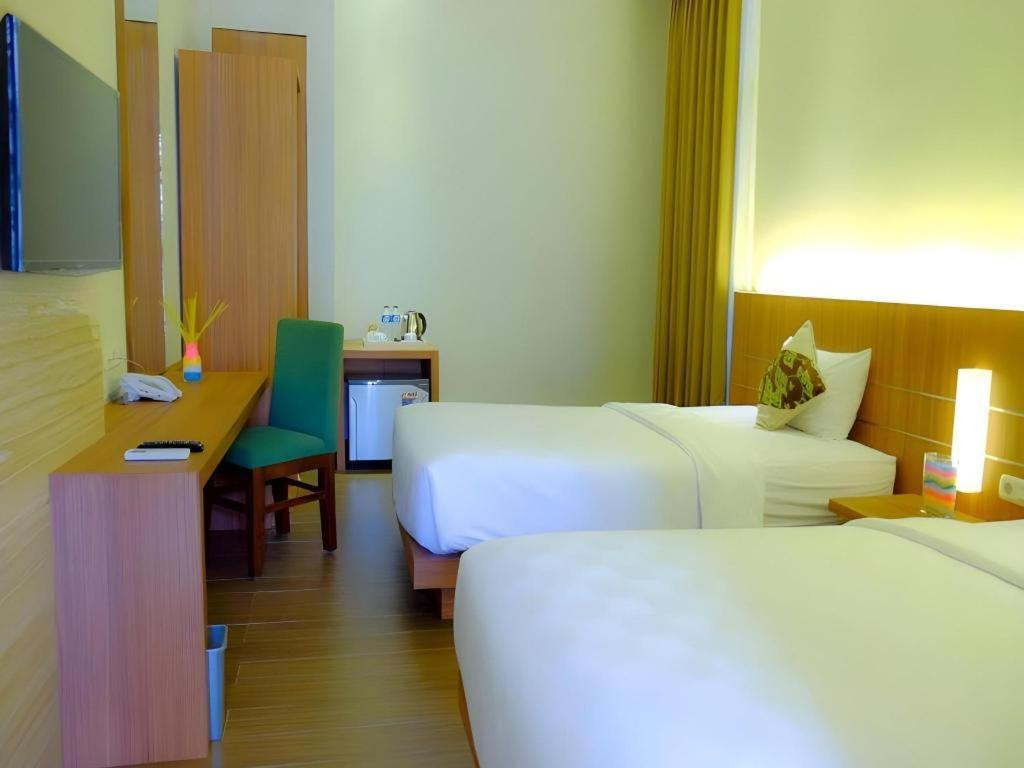 Lotus Hotel Subang Esterno foto