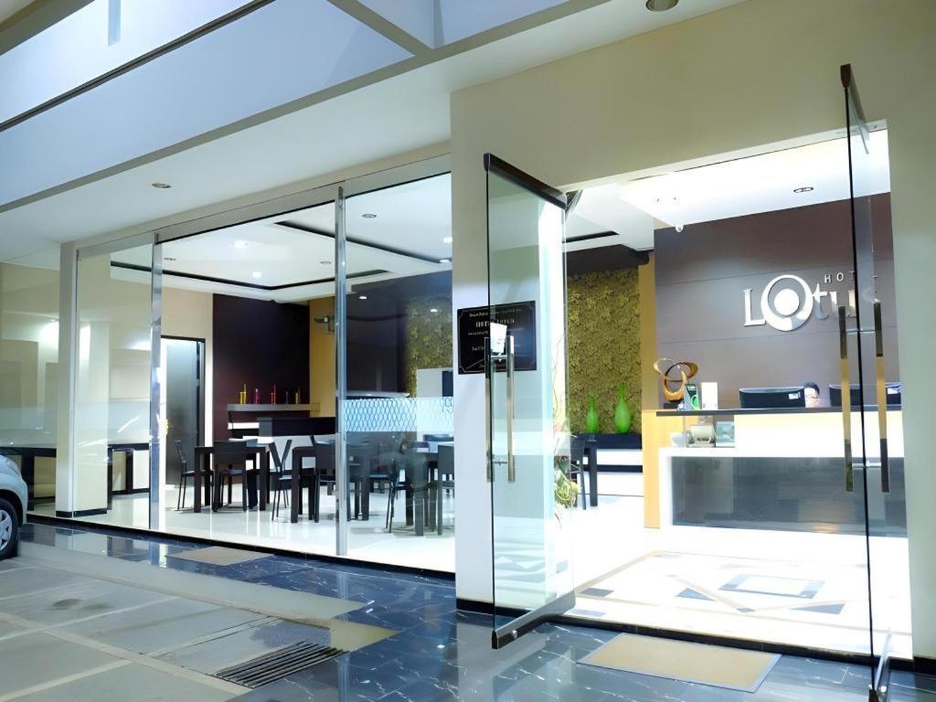 Lotus Hotel Subang Esterno foto