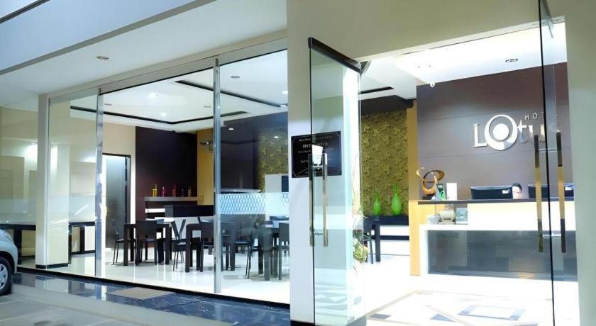 Lotus Hotel Subang Esterno foto
