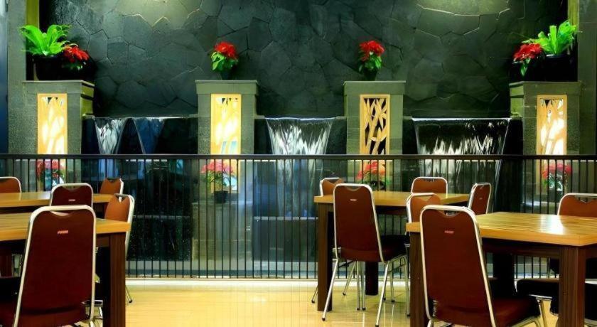Lotus Hotel Subang Esterno foto