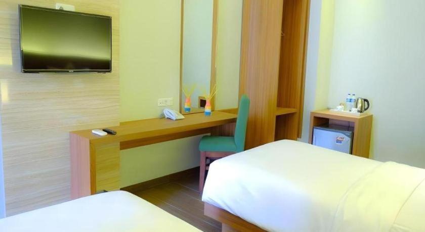 Lotus Hotel Subang Esterno foto