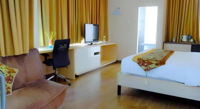 Lotus Hotel Subang Esterno foto