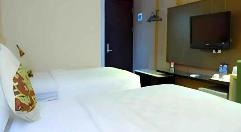 Lotus Hotel Subang Esterno foto