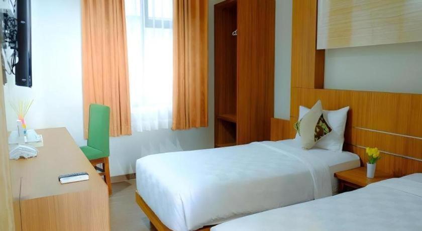 Lotus Hotel Subang Esterno foto