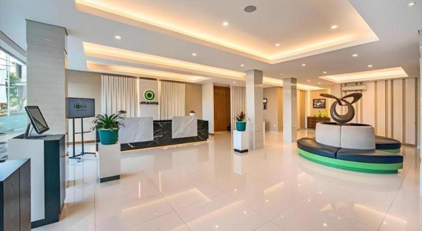 Lotus Hotel Subang Esterno foto